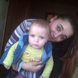 Mama si bebe. - Marsul pentru Viata - David copil nascut prematur la numai 5 luni si 3 saptamani si cantarind doar 750 de grame. Iulia mama lui David Emanuel, mama singura 22 ani.